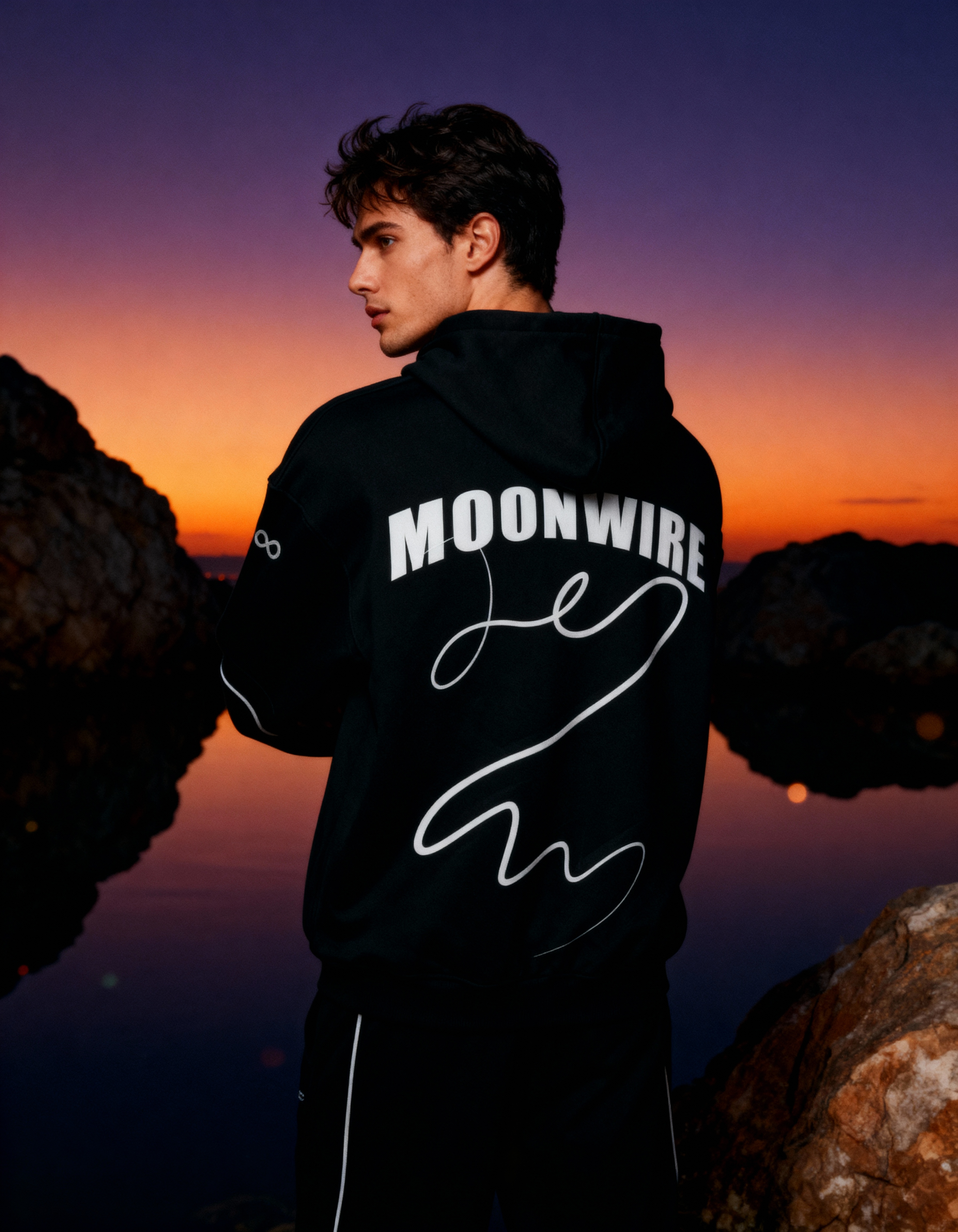 VAKI MOONWIRE OVERSIZED BLACK HOODIE